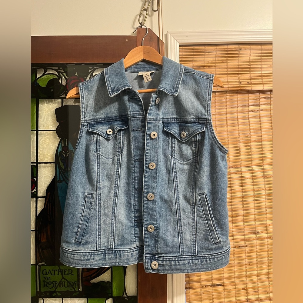 Embroidered denim vest
Style and company.